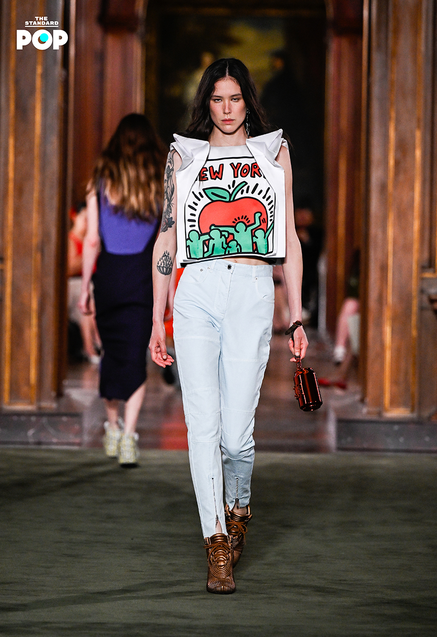 นางแบบสวมชุดจากคอลเล็กชัน Louis Vuitton Cruise 2027 บนรันเวย์ 3