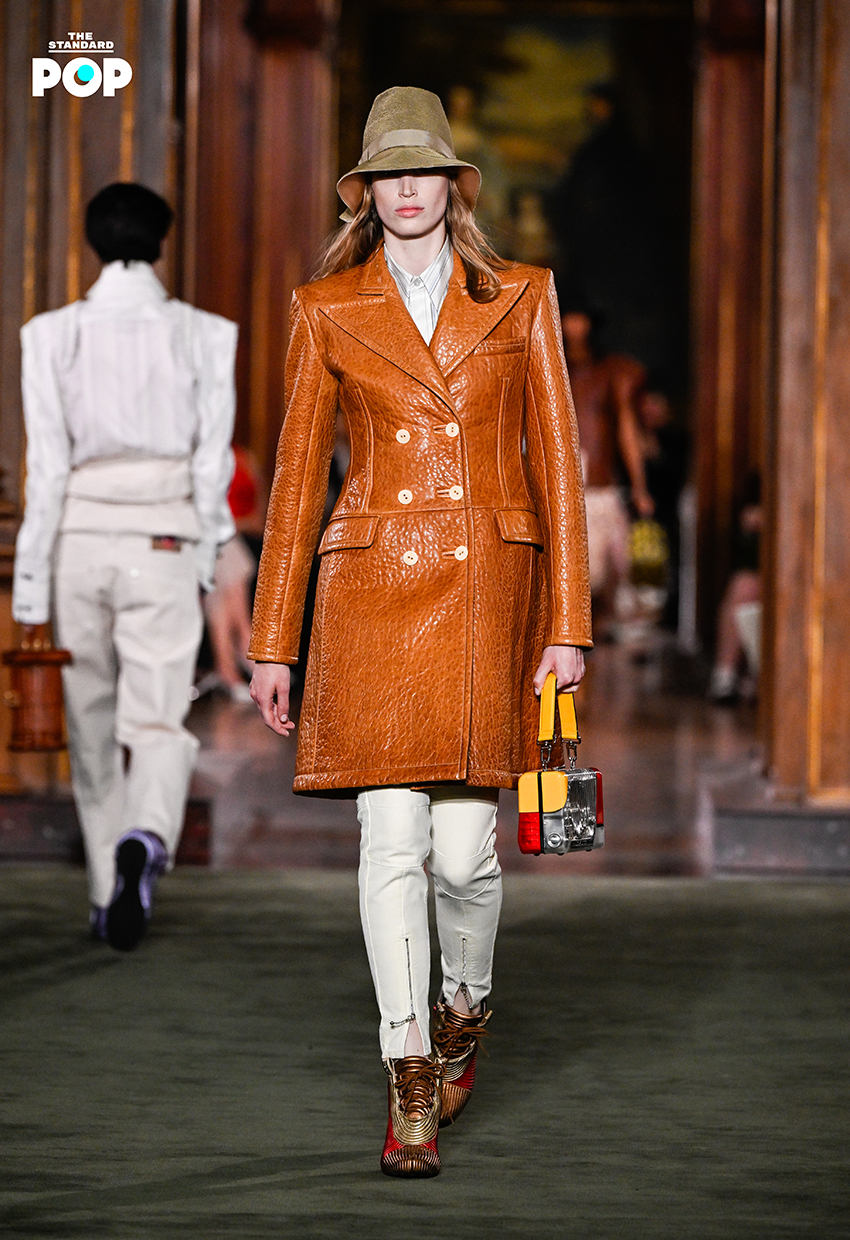 นางแบบสวมชุดจากคอลเล็กชัน Louis Vuitton Cruise 2027 บนรันเวย์ 4