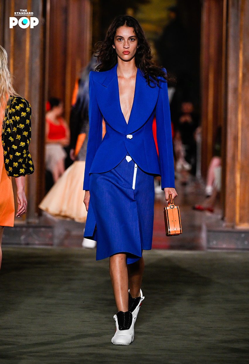 นางแบบสวมชุดจากคอลเล็กชัน Louis Vuitton Cruise 2027 บนรันเวย์ 5