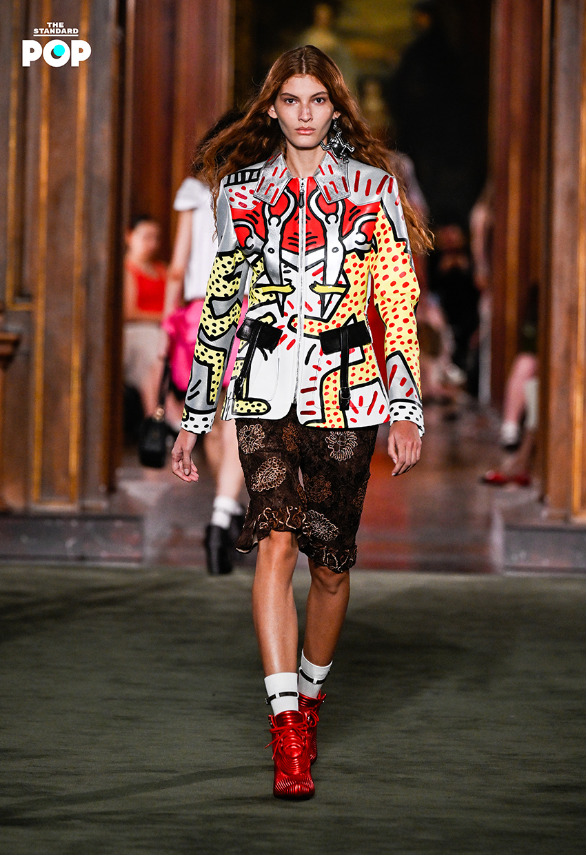 นางแบบสวมชุดจากคอลเล็กชัน Louis Vuitton Cruise 2027 บนรันเวย์ 6
