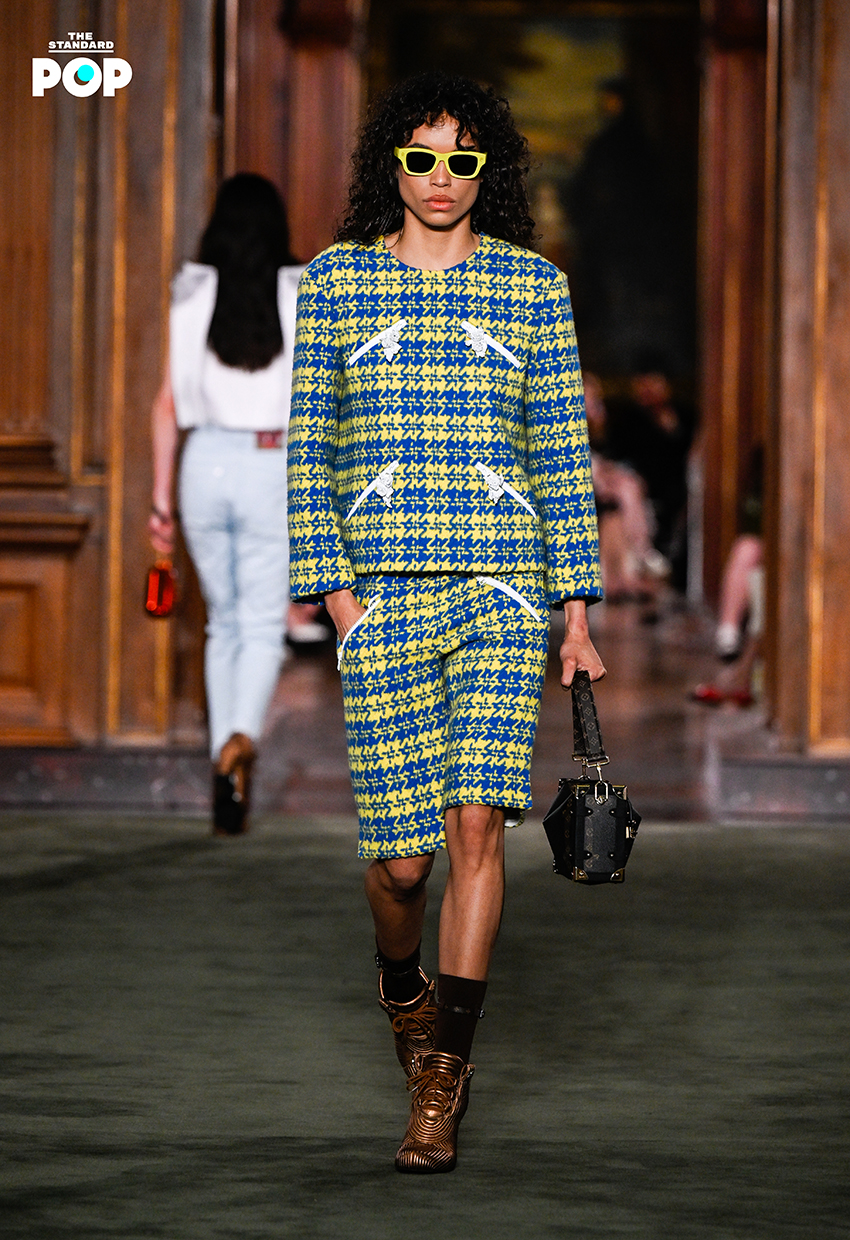 นางแบบสวมชุดจากคอลเล็กชัน Louis Vuitton Cruise 2027 บนรันเวย์ 7