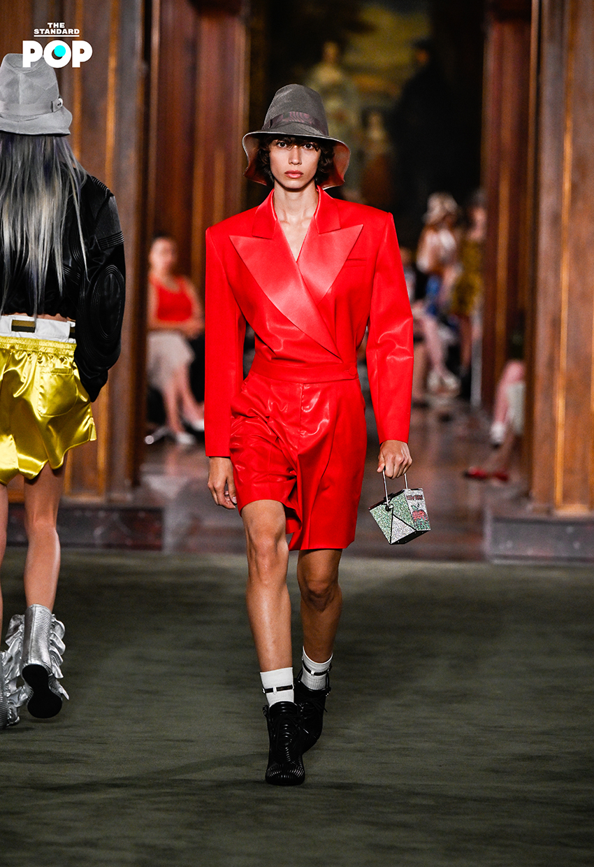 นางแบบสวมชุดจากคอลเล็กชัน Louis Vuitton Cruise 2027 บนรันเวย์ 8