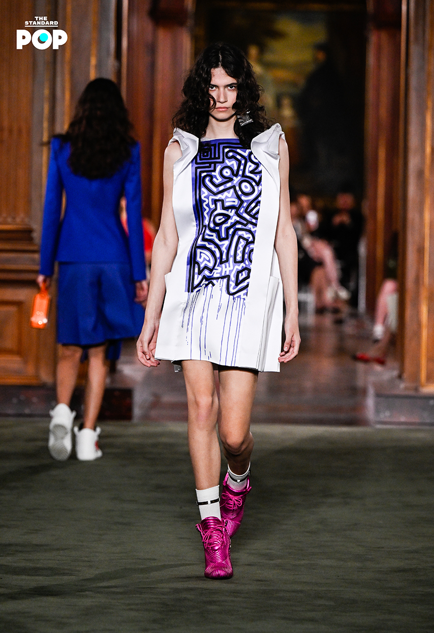 นางแบบสวมชุดจากคอลเล็กชัน Louis Vuitton Cruise 2027 บนรันเวย์ 9