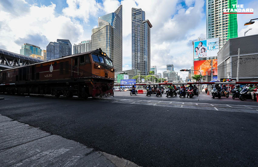 ภาพมุมสูงจุดตัดทางรถไฟมักกะสัน ที่มีการลาดยางมะตอยใหม่และเพิ่มเจ้าหน้าที่ควบคุมไม้กั้น 10