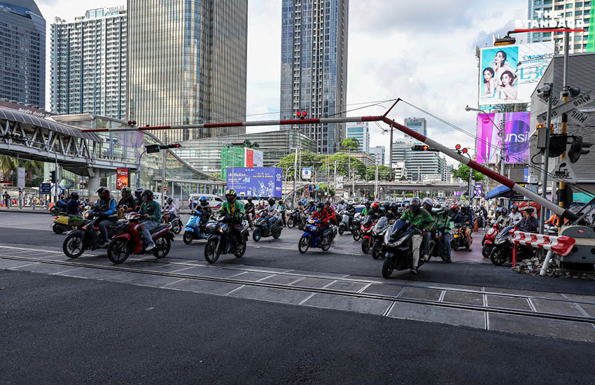 ภาพมุมสูงจุดตัดทางรถไฟมักกะสัน ที่มีการลาดยางมะตอยใหม่และเพิ่มเจ้าหน้าที่ควบคุมไม้กั้น 11