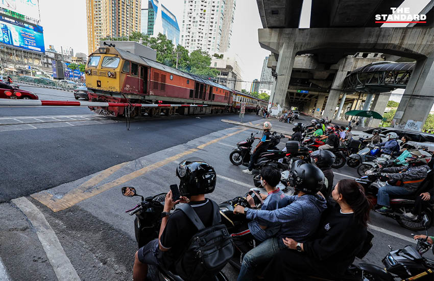 ภาพมุมสูงจุดตัดทางรถไฟมักกะสัน ที่มีการลาดยางมะตอยใหม่และเพิ่มเจ้าหน้าที่ควบคุมไม้กั้น 2