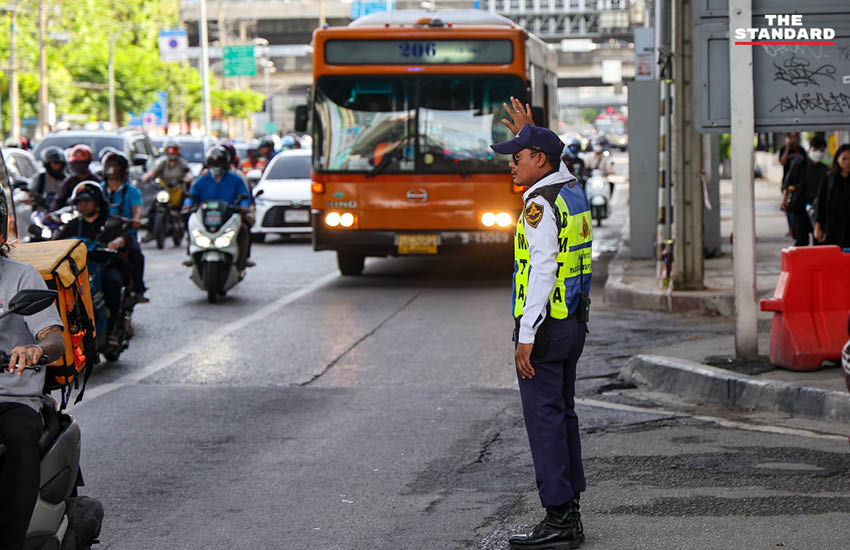 ภาพมุมสูงจุดตัดทางรถไฟมักกะสัน ที่มีการลาดยางมะตอยใหม่และเพิ่มเจ้าหน้าที่ควบคุมไม้กั้น 3
