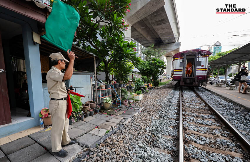 ภาพมุมสูงจุดตัดทางรถไฟมักกะสัน ที่มีการลาดยางมะตอยใหม่และเพิ่มเจ้าหน้าที่ควบคุมไม้กั้น 4