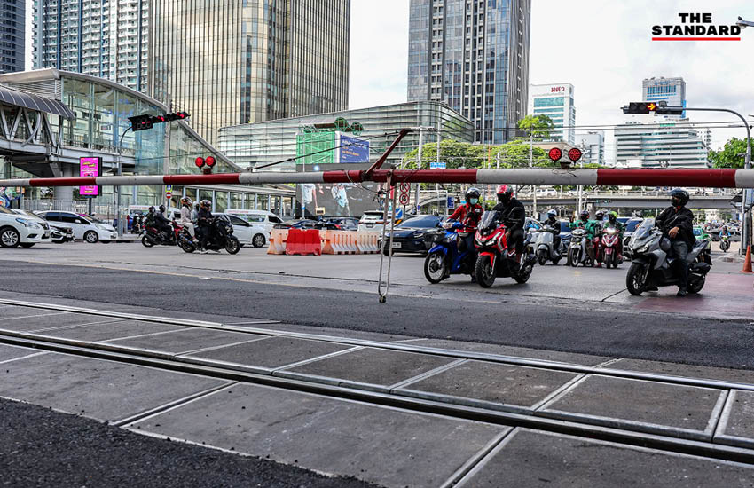 ภาพมุมสูงจุดตัดทางรถไฟมักกะสัน ที่มีการลาดยางมะตอยใหม่และเพิ่มเจ้าหน้าที่ควบคุมไม้กั้น 5