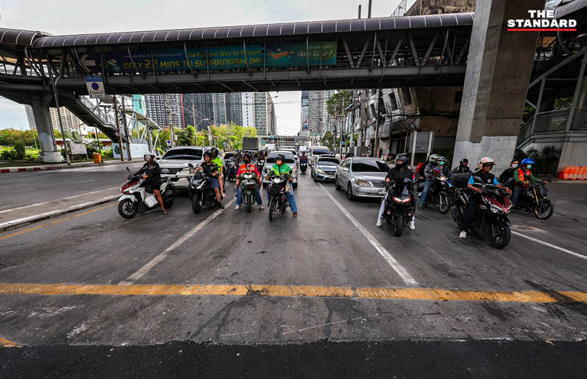 ภาพมุมสูงจุดตัดทางรถไฟมักกะสัน ที่มีการลาดยางมะตอยใหม่และเพิ่มเจ้าหน้าที่ควบคุมไม้กั้น 7