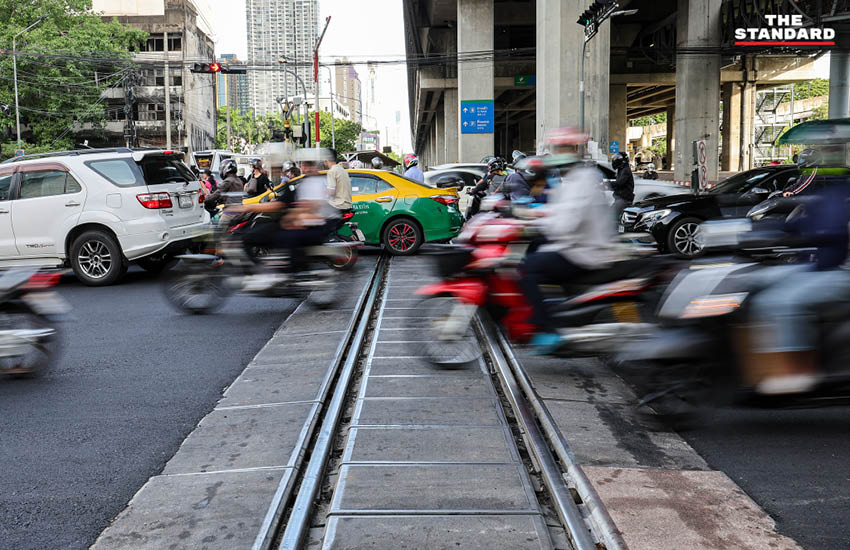 ภาพมุมสูงจุดตัดทางรถไฟมักกะสัน ที่มีการลาดยางมะตอยใหม่และเพิ่มเจ้าหน้าที่ควบคุมไม้กั้น 8