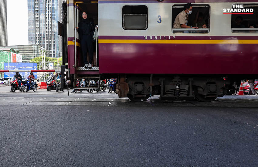 ภาพมุมสูงจุดตัดทางรถไฟมักกะสัน ที่มีการลาดยางมะตอยใหม่และเพิ่มเจ้าหน้าที่ควบคุมไม้กั้น 9