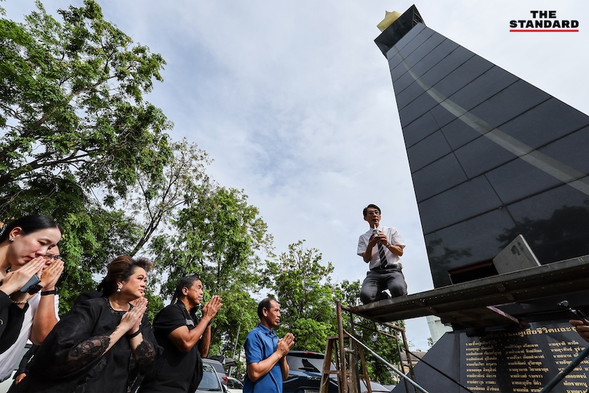 ภาพพิธีวางมาลาและสดุดีวีรชนพฤษภาประชาธรรม ที่สวนสันติพร 1