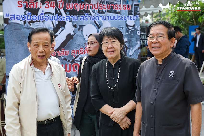 ภาพพิธีวางมาลาและสดุดีวีรชนพฤษภาประชาธรรม ที่สวนสันติพร 11