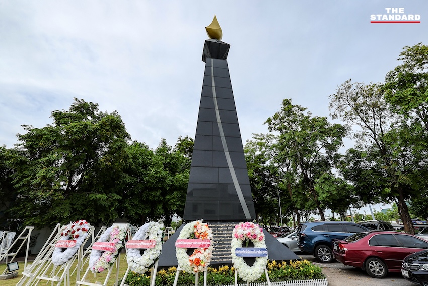 ภาพพิธีวางมาลาและสดุดีวีรชนพฤษภาประชาธรรม ที่สวนสันติพร 13