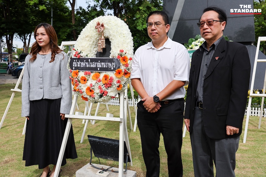 ภาพพิธีวางมาลาและสดุดีวีรชนพฤษภาประชาธรรม ที่สวนสันติพร 4