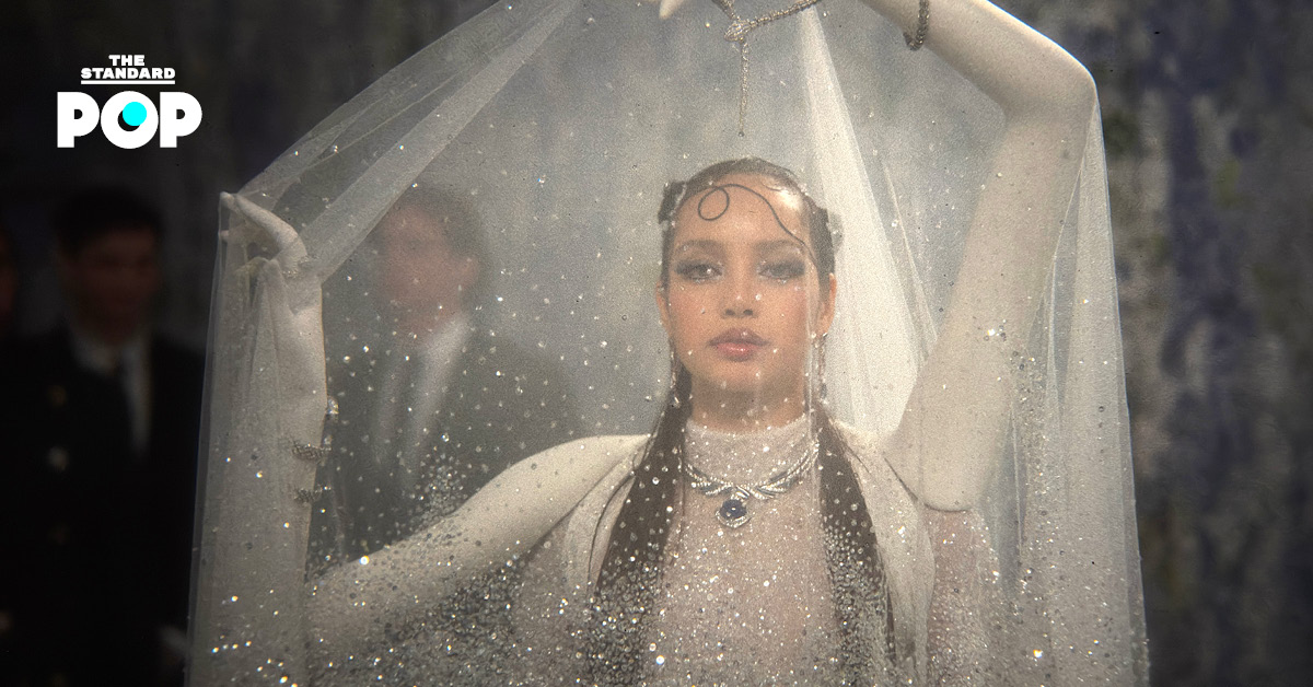 ภาพ ลิซ่า ในชุดร่วมงาน Met Gala 2026 ถ่ายด้วยกล้อง Graflex สไตล์วินเทจ