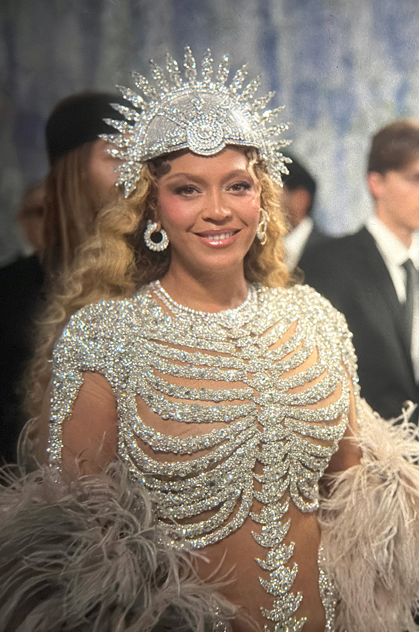 ภาพ ลิซ่า ในชุดร่วมงาน Met Gala 2026 ถ่ายด้วยกล้อง Graflex สไตล์วินเทจ 5