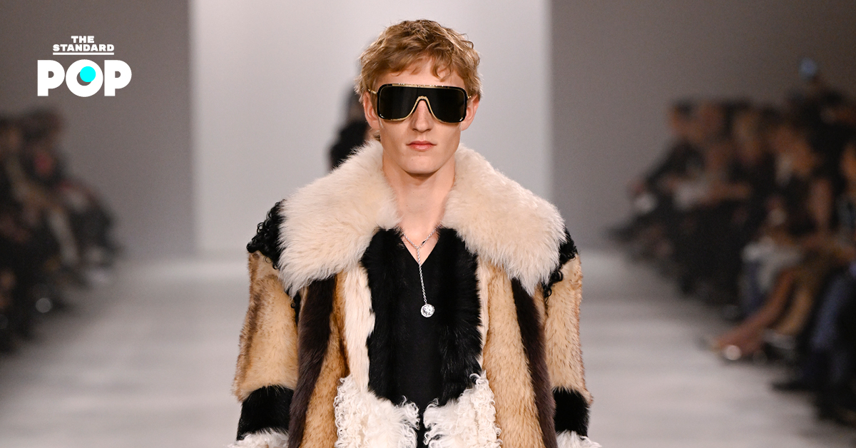 นางแบบเดินบนรันเวย์ในงาน Fendi Fashion Show