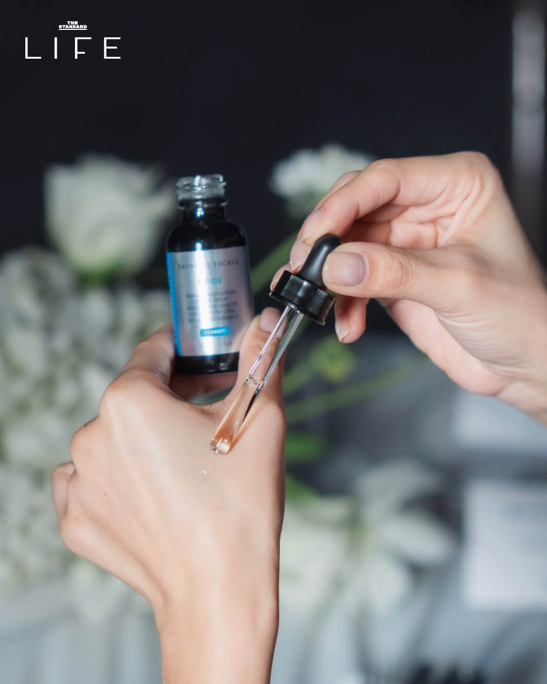 ภาพ เอมมี่-มรกต แสงทวีป ถือผลิตภัณฑ์ SkinCeuticals เพื่อดูแลผิวหลังทำหัตถการ 3