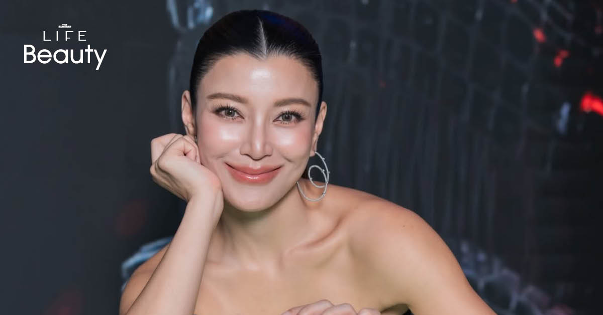 ภาพ เอมมี่-มรกต แสงทวีป ถือผลิตภัณฑ์ SkinCeuticals เพื่อดูแลผิวหลังทำหัตถการ