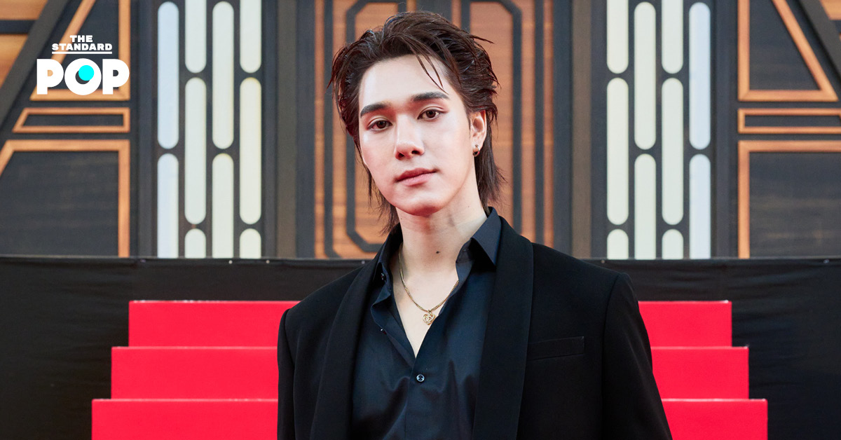 นานิ หิรัญกฤษฎิ์ ในชุดสูทเดินบนพรมแดงในงานพรีเมียร์ภาพยนตร์