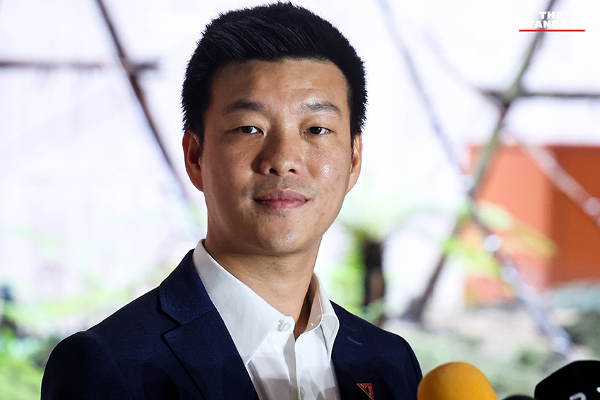 ณัฐพงษ์ เรืองปัญญาวุฒิ หัวหน้าพรรคประชาชน กำลังให้สัมภาษณ์ 3