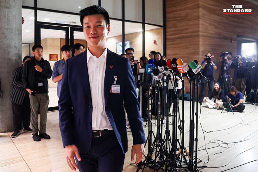 ณัฐพงษ์ เรืองปัญญาวุฒิ หัวหน้าพรรคประชาชน กำลังให้สัมภาษณ์ 4
