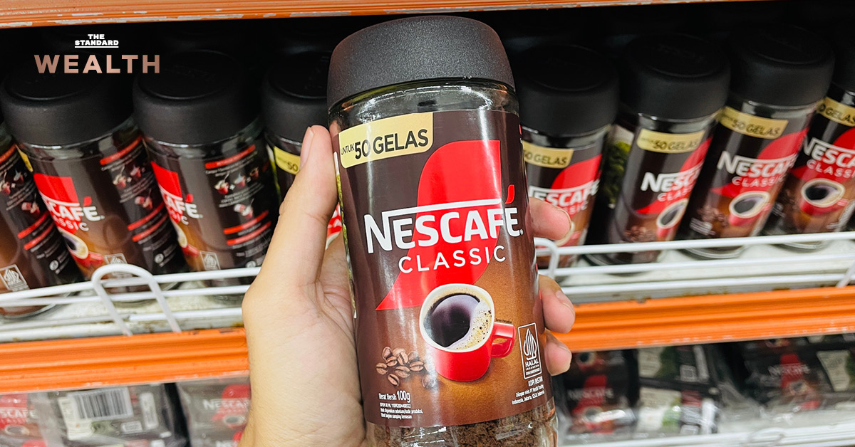 ภาพมือถือซองเนสกาแฟ พร้อมข้อความข่าวศาลสิงคโปร์ชี้มหากิจศิริไม่มีสิทธิผลิตเนสกาแฟ