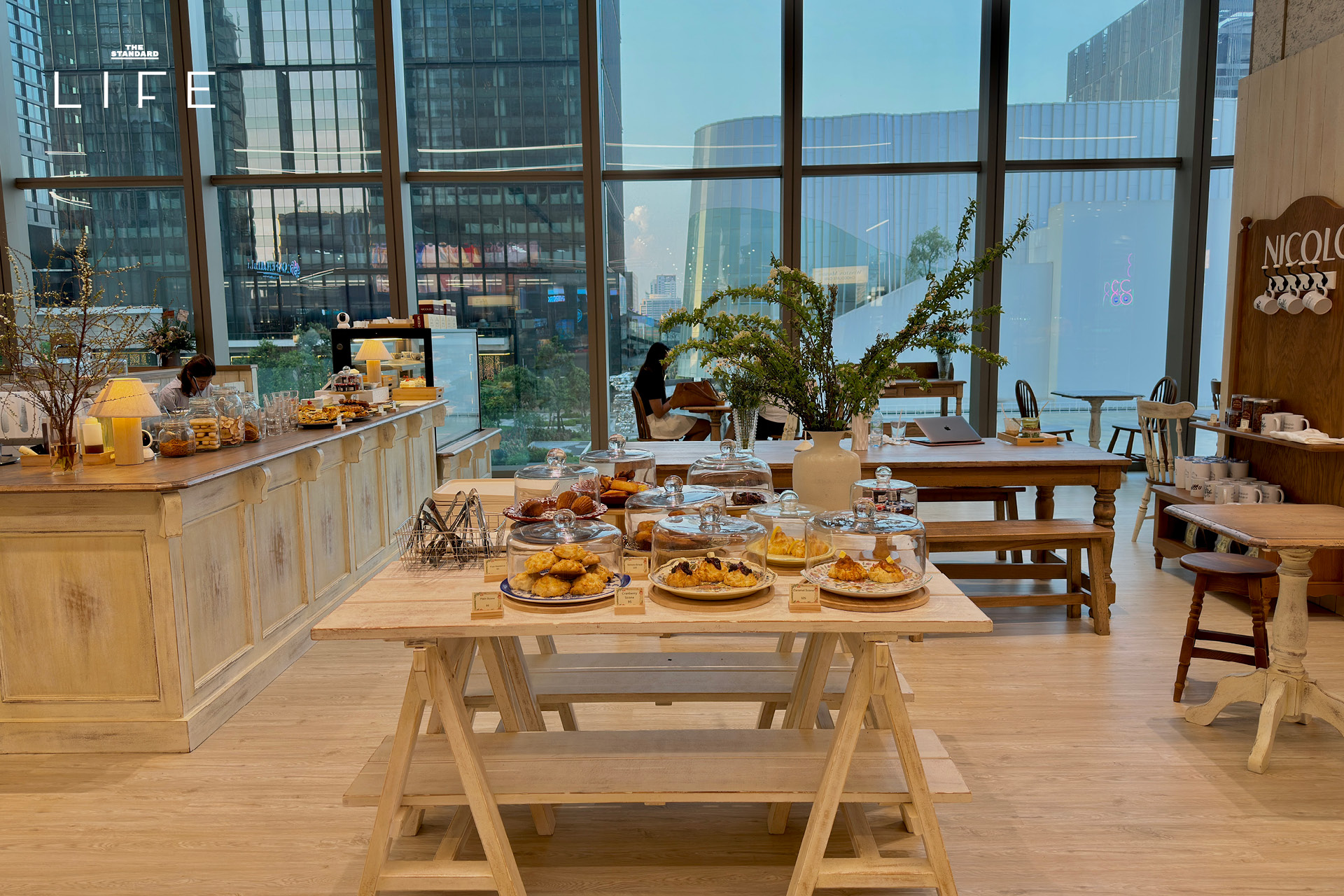 ภาพรวมบรรยากาศ Nicolo Bakery ที่ One Bangkok แสดงขนมอบสไตล์ฝรั่งเศสและเมนู Tiramisu Cup 2