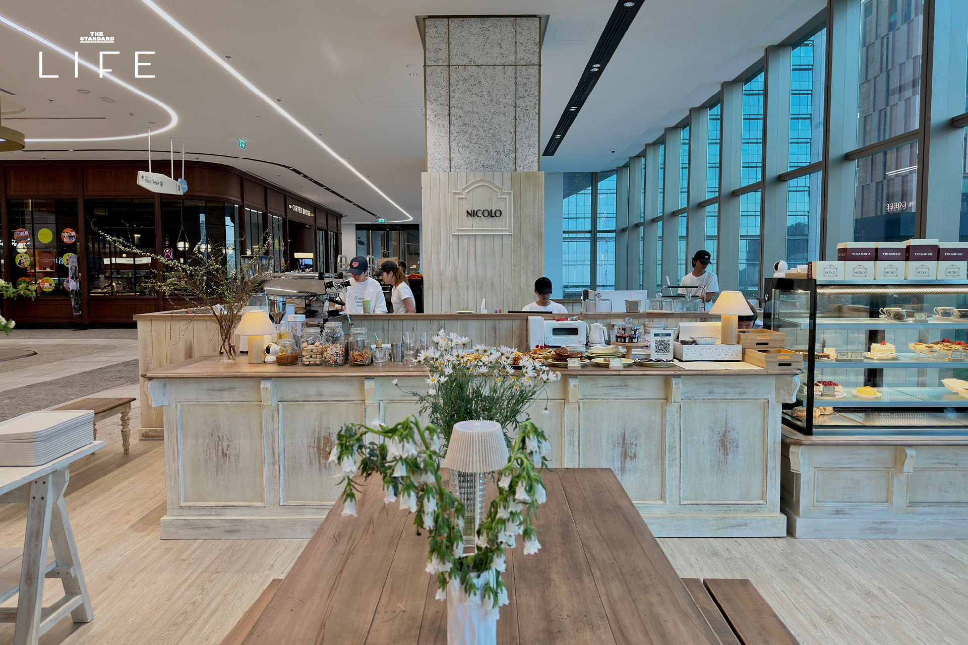 ภาพรวมบรรยากาศ Nicolo Bakery ที่ One Bangkok แสดงขนมอบสไตล์ฝรั่งเศสและเมนู Tiramisu Cup 3