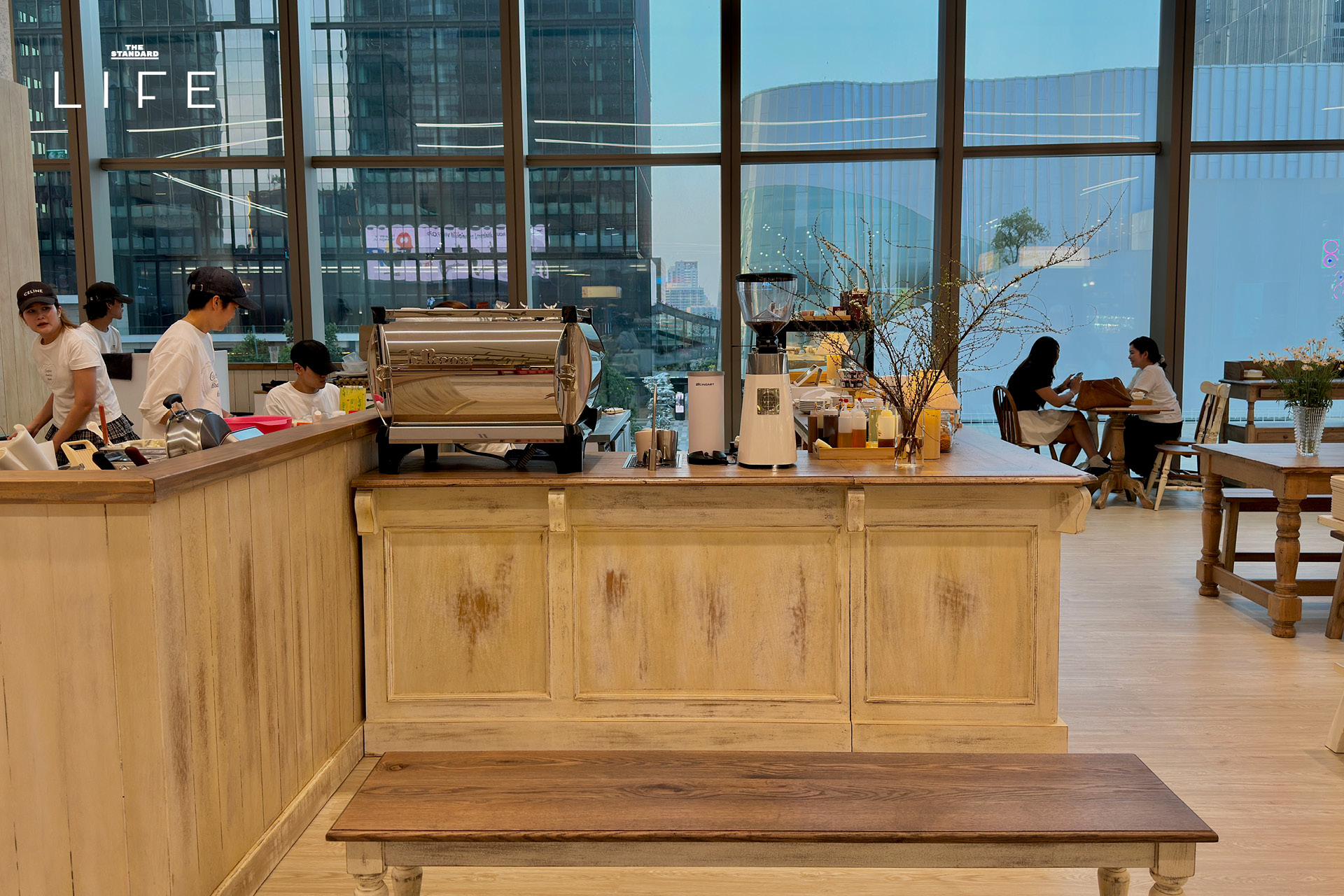 ภาพรวมบรรยากาศ Nicolo Bakery ที่ One Bangkok แสดงขนมอบสไตล์ฝรั่งเศสและเมนู Tiramisu Cup 5