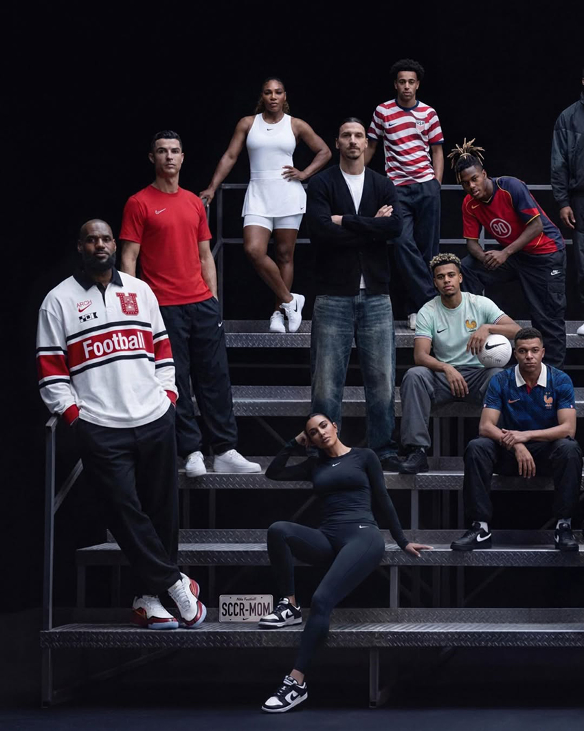 ภาพชุดใหม่จากแคมเปญ Summer Football ของ Nike แสดงคนดัง 42 คนเรียงกันบนสแตนด์ในลุคเท่ๆ บนพื้นหลังสีดำ 1