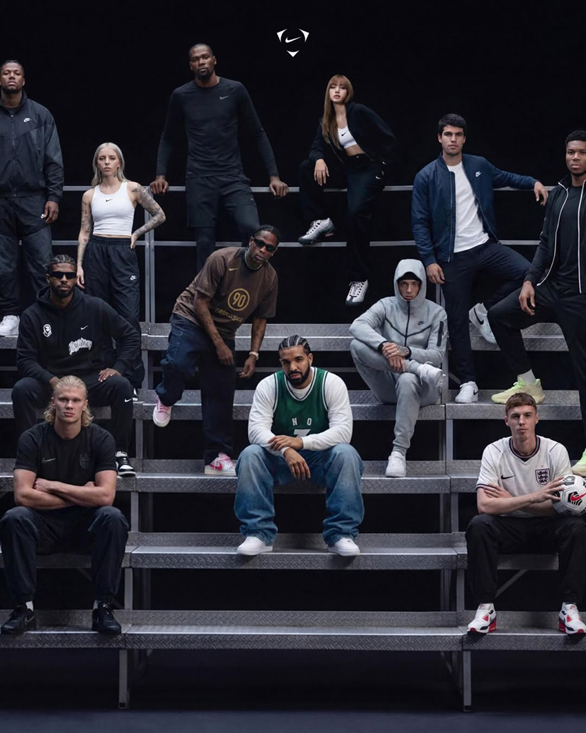ภาพชุดใหม่จากแคมเปญ Summer Football ของ Nike แสดงคนดัง 42 คนเรียงกันบนสแตนด์ในลุคเท่ๆ บนพื้นหลังสีดำ 2