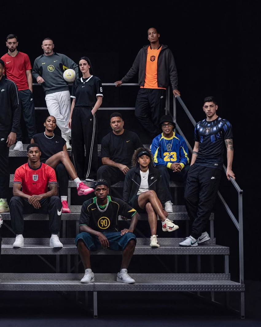 ภาพชุดใหม่จากแคมเปญ Summer Football ของ Nike แสดงคนดัง 42 คนเรียงกันบนสแตนด์ในลุคเท่ๆ บนพื้นหลังสีดำ 3
