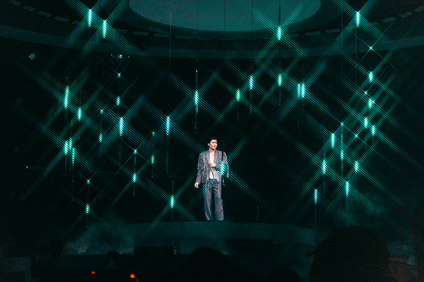 นนท์ ธนนท์ กำลังแสดงคอนเสิร์ตบนเวที 4