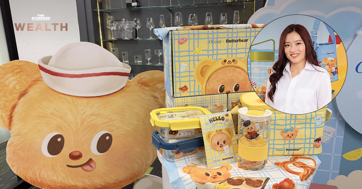 ภาพผู้บริหารโอเชียนกลาสพร้อมโลโก้ Ocean Glass และ Butterbear แสดงสินค้าคอลแลบ