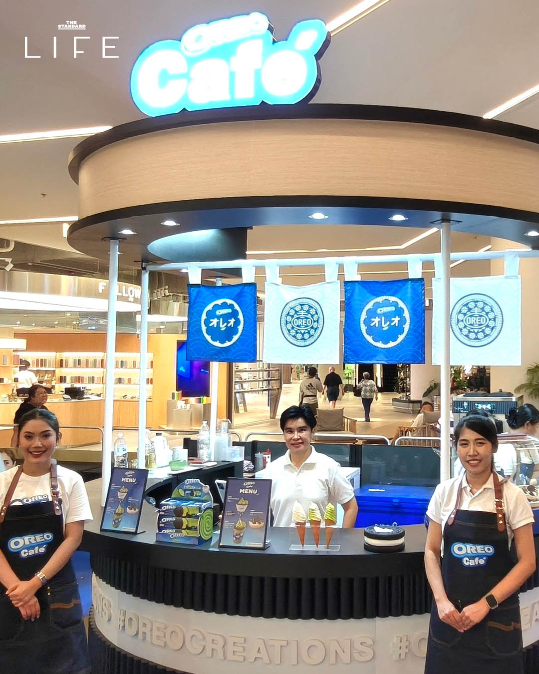 บรรยากาศร้าน OREO MATCHA HOUSE ตกแต่งโทนฟ้าเขียว มีแมวนำโชคยักษ์ 1