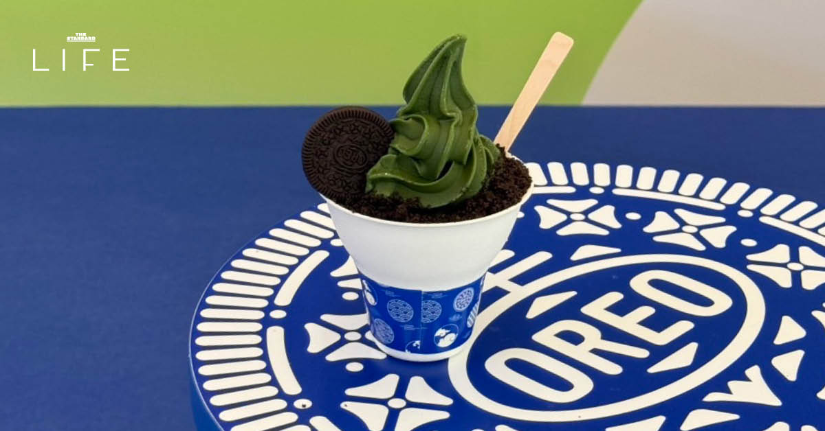 บรรยากาศร้าน OREO MATCHA HOUSE ตกแต่งโทนฟ้าเขียว มีแมวนำโชคยักษ์