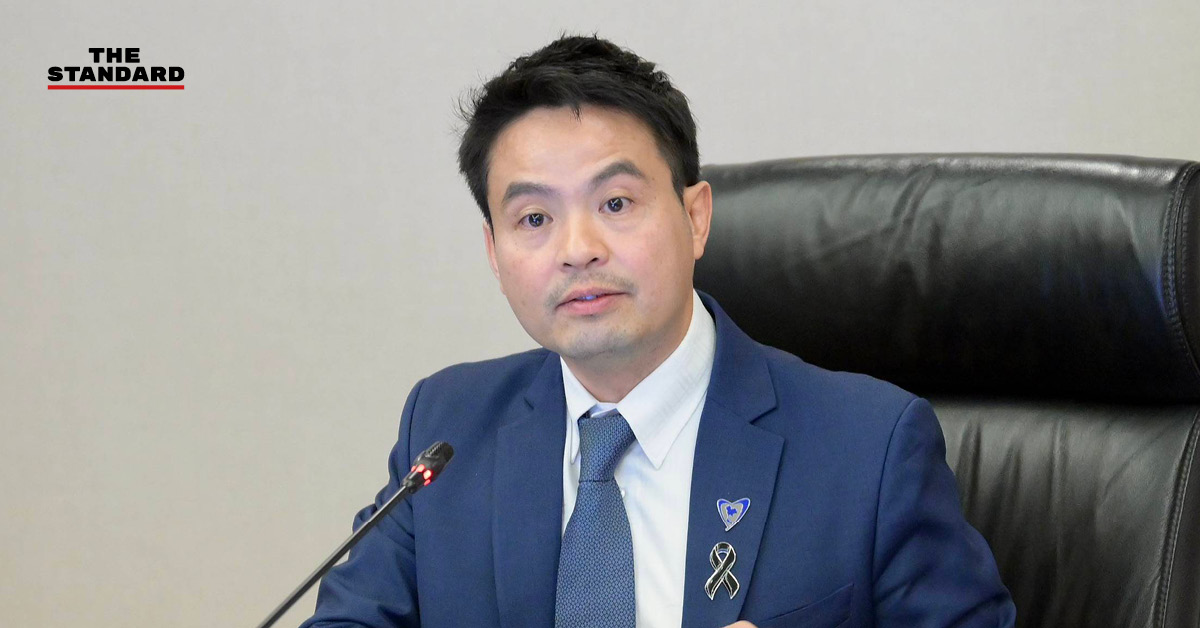 ภราดร ปริศนานันทกุล รัฐมนตรีประจำสำนักนายกรัฐมนตรี กำลังให้สัมภาษณ์