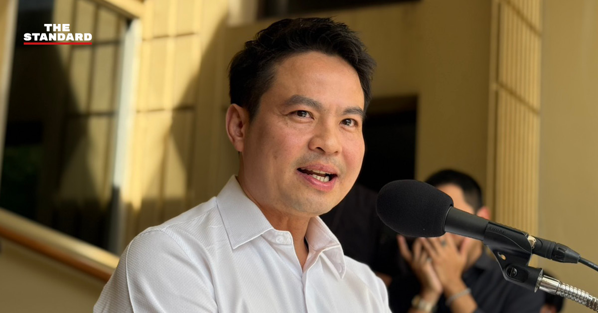 ภราดร ปริศนานันทกุล รัฐมนตรีประจำสำนักนายกรัฐมนตรี ให้สัมภาษณ์สื่อมวลชน
