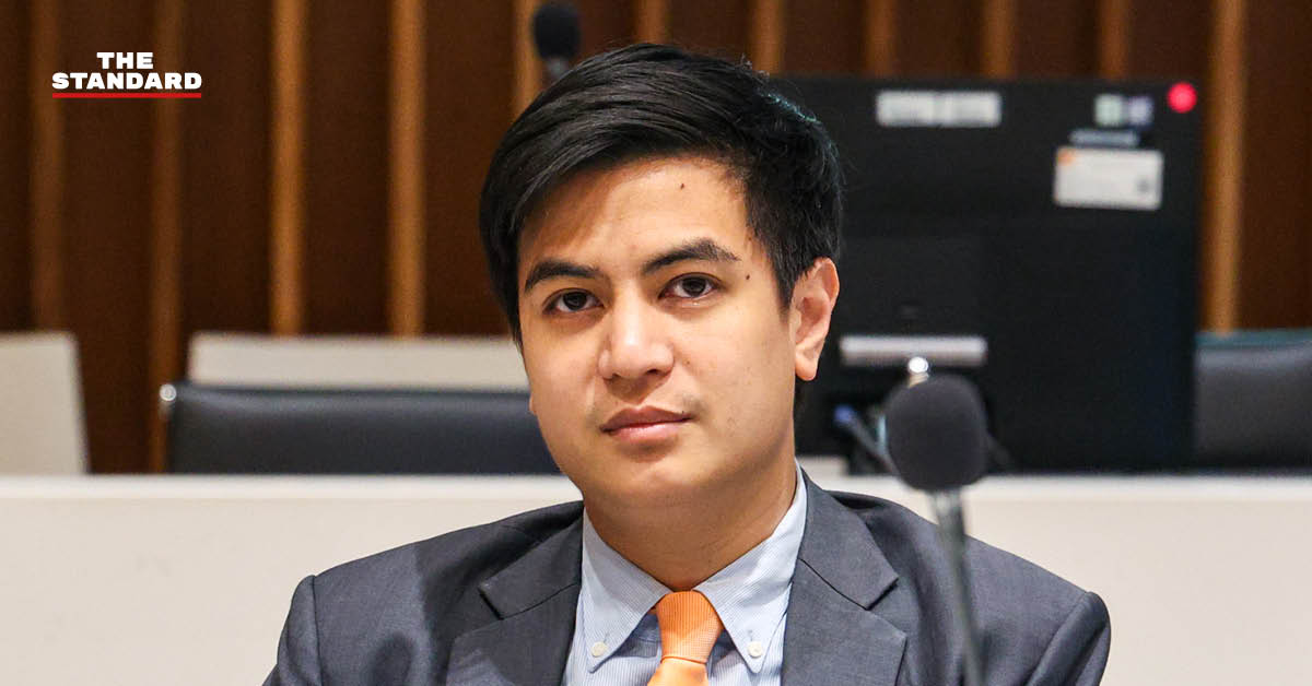 พริษฐ์ วัชรสินธุ สส. พรรคประชาชน กำลังแถลงข่าว