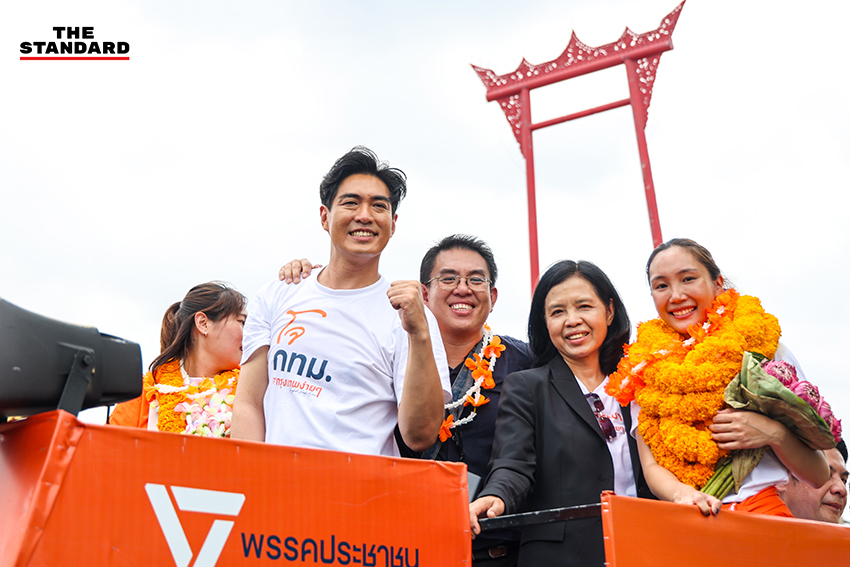 ชัยวัฒน์ สถาวรวิจิตร ผู้สมัครผู้ว่าฯ กทม. พรรคประชาชน และทีมงานหาเสียงบนรถแห่ 1