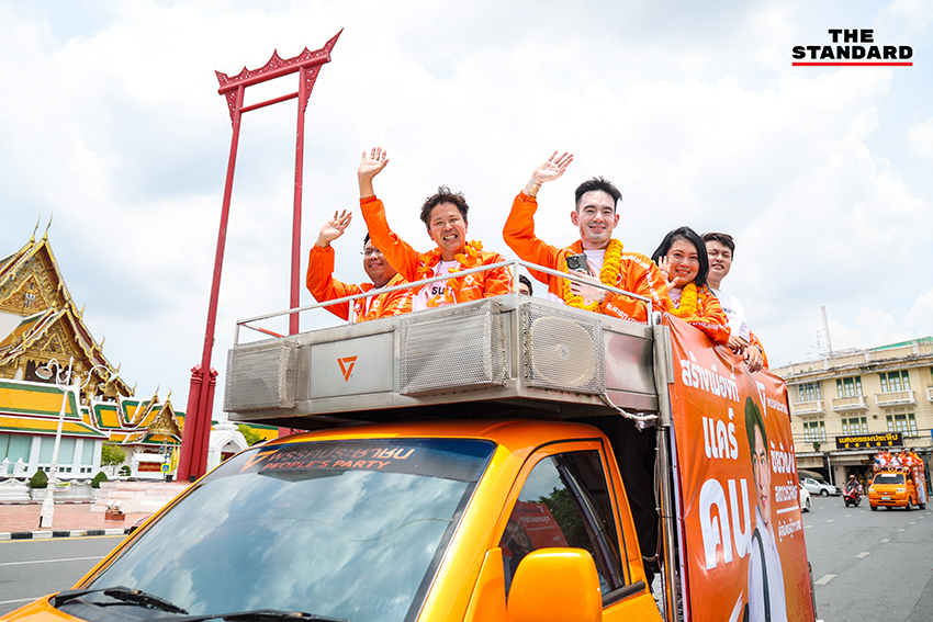 ชัยวัฒน์ สถาวรวิจิตร ผู้สมัครผู้ว่าฯ กทม. พรรคประชาชน และทีมงานหาเสียงบนรถแห่ 10