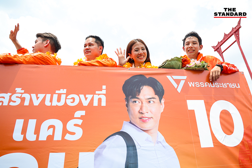 ชัยวัฒน์ สถาวรวิจิตร ผู้สมัครผู้ว่าฯ กทม. พรรคประชาชน และทีมงานหาเสียงบนรถแห่ 11