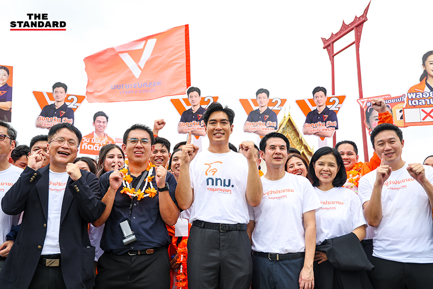 ชัยวัฒน์ สถาวรวิจิตร ผู้สมัครผู้ว่าฯ กทม. พรรคประชาชน และทีมงานหาเสียงบนรถแห่ 12