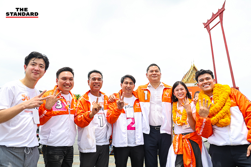 ชัยวัฒน์ สถาวรวิจิตร ผู้สมัครผู้ว่าฯ กทม. พรรคประชาชน และทีมงานหาเสียงบนรถแห่ 13