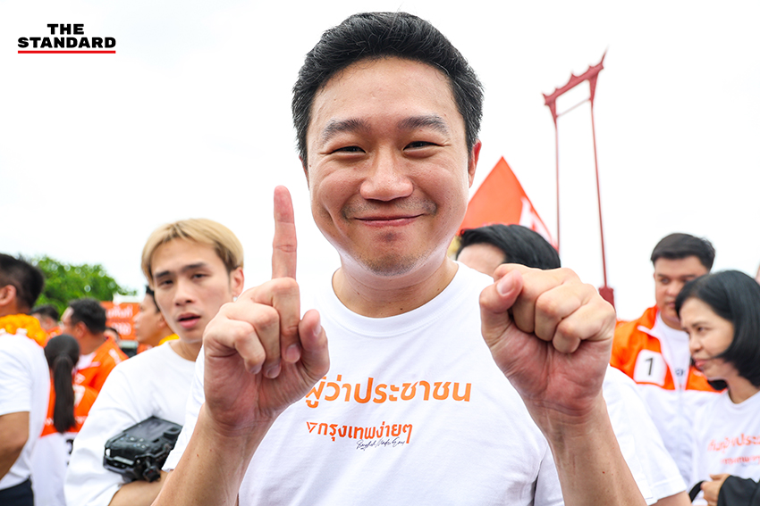ชัยวัฒน์ สถาวรวิจิตร ผู้สมัครผู้ว่าฯ กทม. พรรคประชาชน และทีมงานหาเสียงบนรถแห่ 14