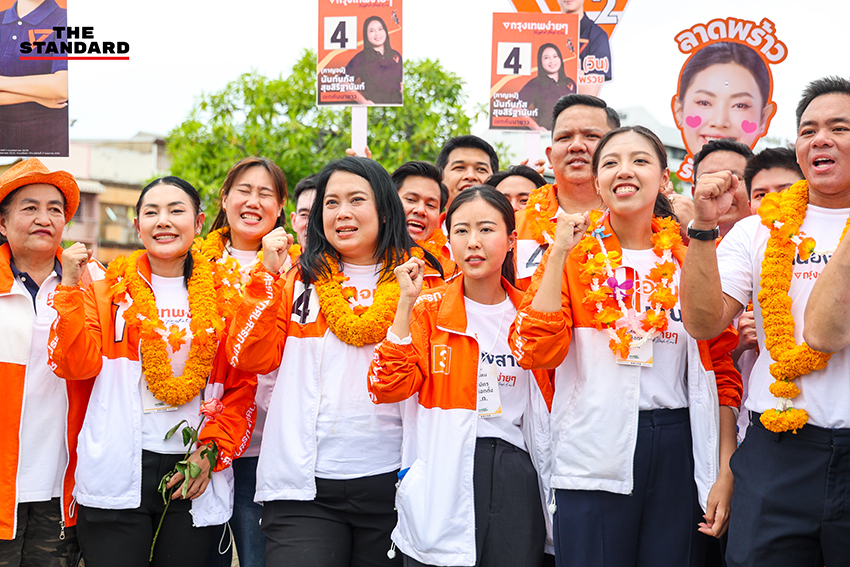 ชัยวัฒน์ สถาวรวิจิตร ผู้สมัครผู้ว่าฯ กทม. พรรคประชาชน และทีมงานหาเสียงบนรถแห่ 15