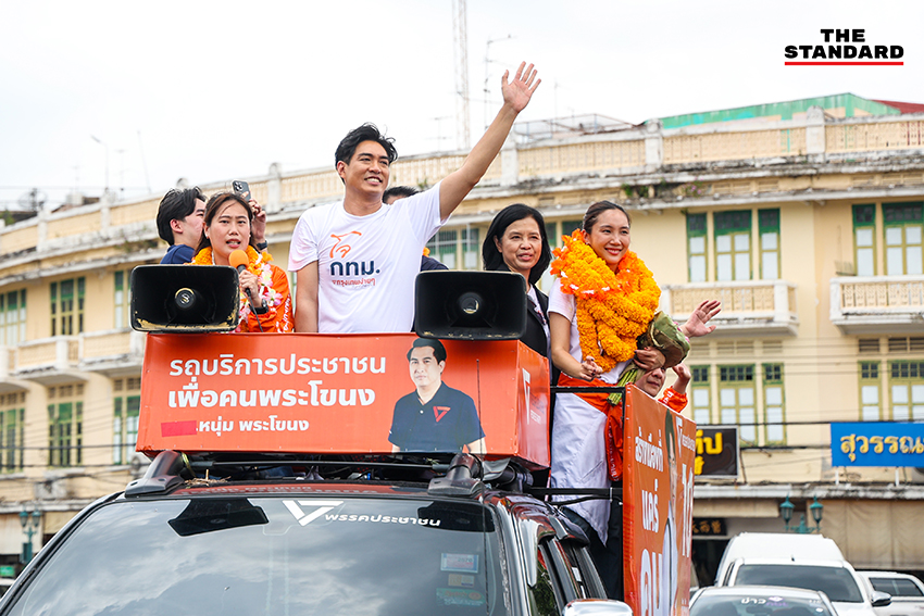 ชัยวัฒน์ สถาวรวิจิตร ผู้สมัครผู้ว่าฯ กทม. พรรคประชาชน และทีมงานหาเสียงบนรถแห่ 16
